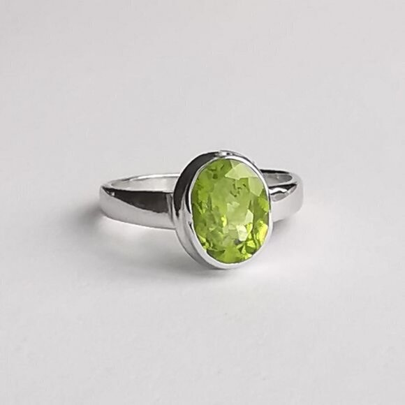New Apple Green Peridot Ring in Sterling Silver size 6 - Picture 3 of 9
